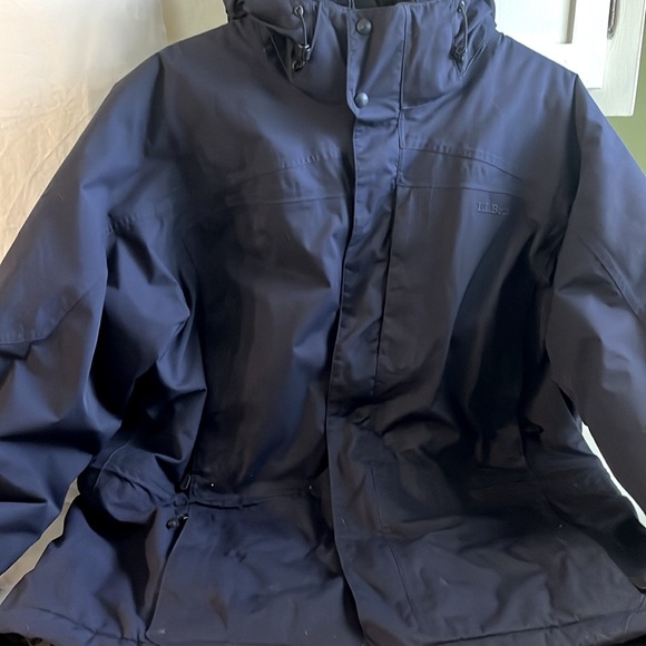 L.L. Bean Men's Primaloft Navy jacket. Size XL. Very Good Condition and Warm. - Picture 1 of 16